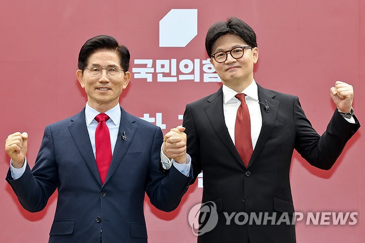 김문수·한동훈, 국민의힘 결선 진출
(서울=연합뉴스) 국민의힘 대선 최종 경선에 진출한 김문수(왼쪽)·한동훈 후보. 사진은 지난 23일 열린 2차 경선 토론회 미디어데이에 참석한 김문수·한동훈 후보. 2025.4.2