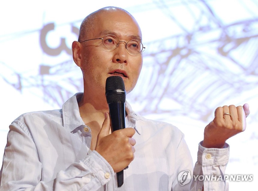 작년 8월 서울에서 개인전을 열고 기자들과 만난 서도호 작가
[연합뉴스 자료사진]