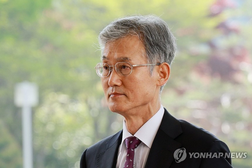 조희대 대법원장 출근
(서울=연합뉴스) 신현우 기자 = 조희대 대법원장이 24일 서울 서초구 대법원으로 출근하고 있다.
    대법원 전원합의체는 이날 이재명 전 더불어민주당 대표의 공직선거법 위반 혐의 사건 두 번
