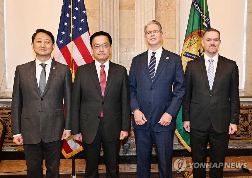 한-미 2+2 통상협의 시작
(서울=연합뉴스) 주요 20개국(G20) 재무장관회의 및 국제통화금융위원회(IMFC)'에 참석차 미국 워싱턴D.C를 방문중인 최상목 부총리 겸 기획재정부 장관이 안덕근 산업통상자원부 장관