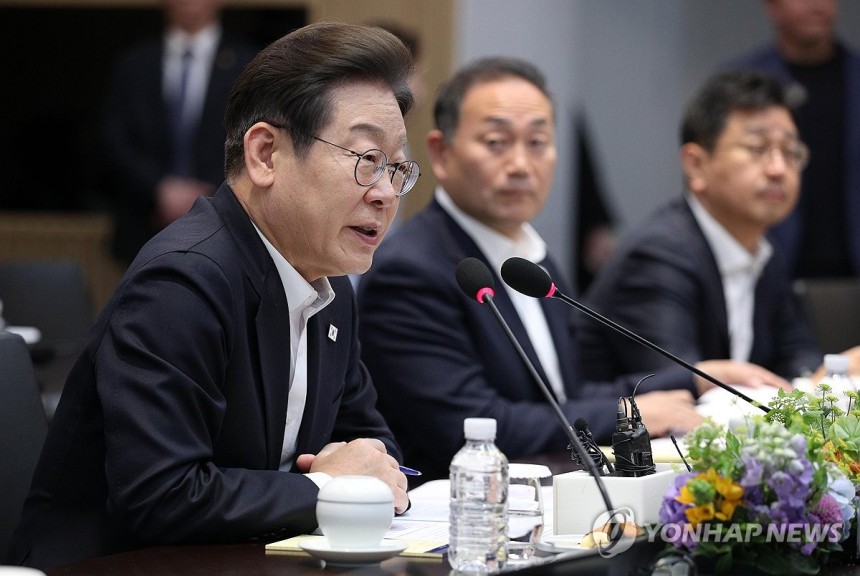 AI 메모리반도체 기업간담회, 인사말하는 이재명 후보
(서울=연합뉴스) 더불어민주당 이재명 대선 후보가 28일 경기도 이천시 SK하이닉스 이천캠퍼스에서 열린 AI 메모리반도체 기업간담회에서 인사말을 하고 있다. 20