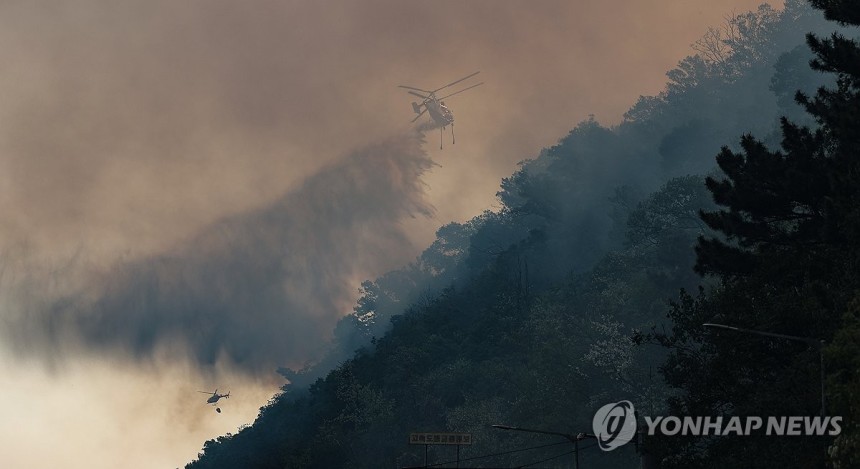 대구 산불 진화하는 헬기
(대구=연합뉴스) 윤관식 기자 = 28일 오후 2시 1분께 대구 북구 노곡동 함지산에서 발생한 산불이 확산하는 가운데 헬기가 산불을 끄고 있다. 2025.4.28 psik@yna.co.kr