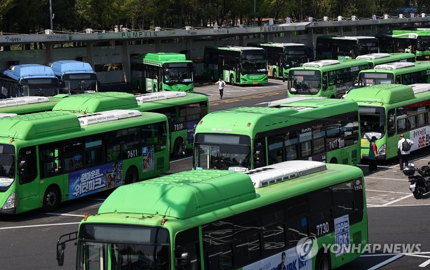 서울 시내버스 노사, 오늘 막판 임금협상
(서울=연합뉴스) 윤동진 기자 = 서울 시내버스 노조의 쟁의행위 예고일을 하루 앞둔 29일 서울의 한 버스 차고지에 버스들이 주차돼 있다.
    전국자동차노동조합연맹 서울시