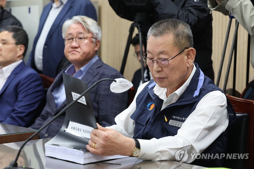 서울 시내버스노사, 임단협 막판 협상 돌입
(서울=연합뉴스) 임화영 기자 = 박점곤 서울시버스노동조합 위원장이 29일 서울 영등포구 서울지방노동위원회에서 열린 사측 서울시버스운송조합과의 임금·단체협약(임단협) 막판 