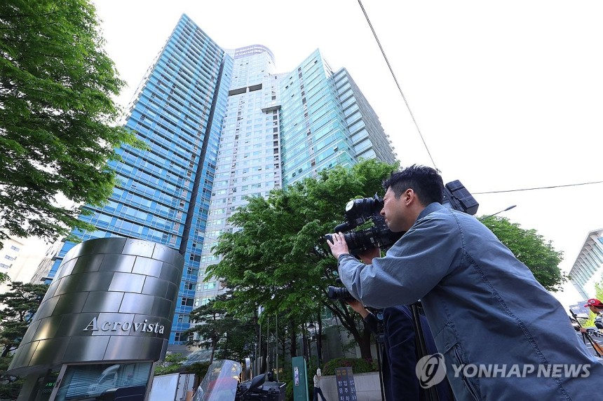 검찰, 건진법사 의혹 '윤 전 대통령 부부 사저' 아크로비스타 압수수색
(서울=연합뉴스) 김도훈 기자 = 윤석열 전 대통령 부부와 건진법사 전성배씨 사이의 각종 의혹을 수사 중인 검찰이 윤 전 대통령의 사저에 대해 