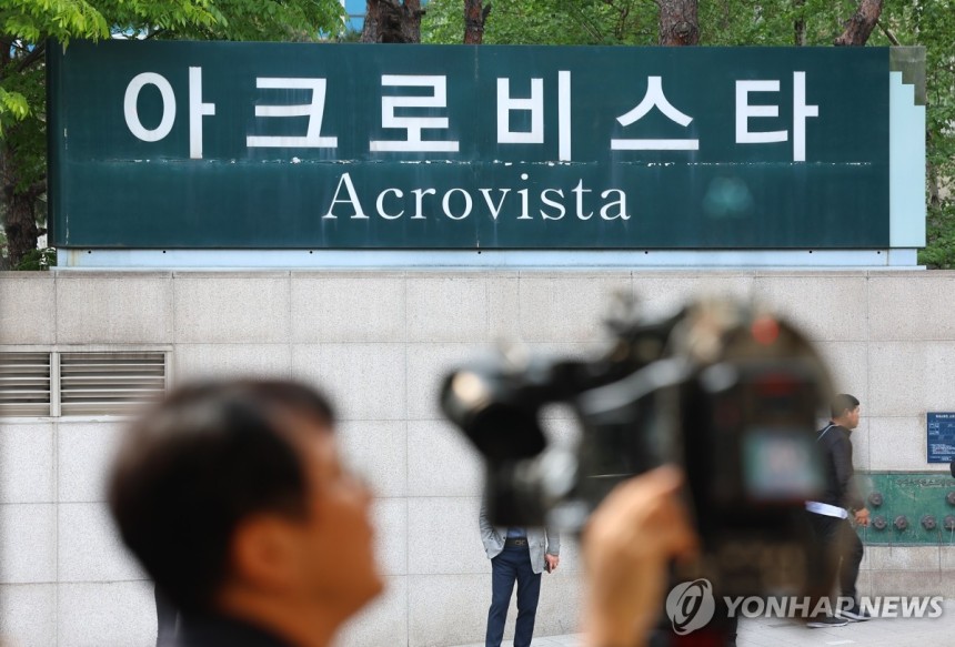 검찰, 건진법사 의혹 '윤 전 대통령 부부 사저' 아크로비스타 압수수색
(서울=연합뉴스) 김도훈 기자 = 윤석열 전 대통령 부부와 건진법사 전성배씨 사이의 각종 의혹을 수사 중인 검찰이 윤 전 대통령의 사저에 대해 