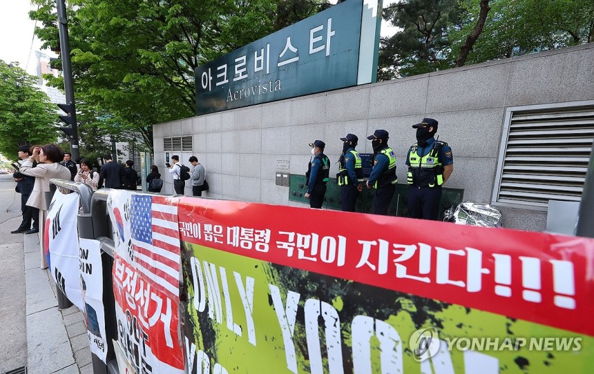 검찰, '윤 전 대통령 부부 사저' 아크로비스타 압수수색
(서울=연합뉴스) 김도훈 기자 = 윤석열 전 대통령 부부와 건진법사 전성배씨 사이의 각종 의혹을 수사 중인 검찰이 윤 전 대통령의 사저에 대해 압수수색에 들어