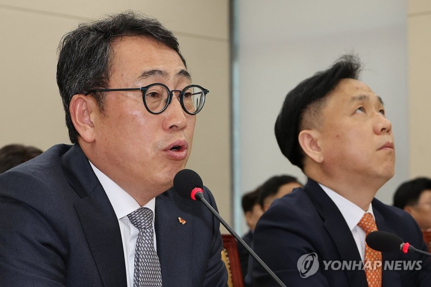 답변하는 유영상 SKT 대표이사 (서울=연합뉴스) 김주성 기자 = 유영상 SK텔레콤 대표이사가 30일 국회 과학기술정보방송통신위원회의에서 열린 방송통신 분야 청문회에서 유심 해킹 사태에 대한 위원 질의에 답하고 있다