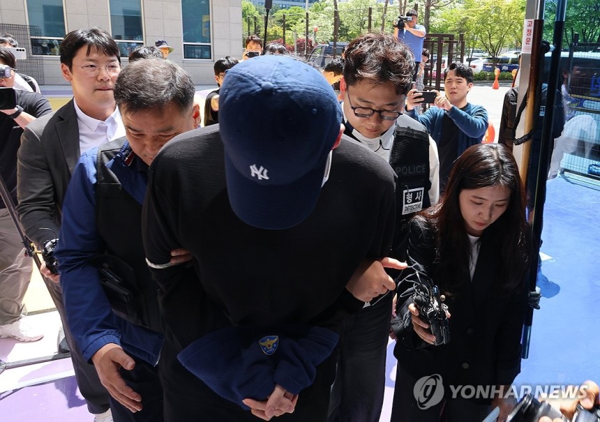 청주 흉기난동 고교생 영장심사
(청주=연합뉴스) 이성민 기자 = 청주의 한 고등학교 내외부에서 흉기 난동을 벌여 교사와 주민 등 6명을 다치게 한 A(17)군이 30일 오후 영장실질심사에 출석하기 위해 청주지법에 들