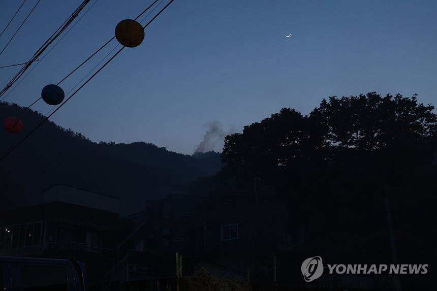 대구 함지산 산불 재발화…서변동 주민 대피령
(대구=연합뉴스) 박세진 기자 = 지난 29일 진화됐던 대구 북구 함지산 산불이 재발화한 뒤 확산하면서 30일 오후 서변동 주민에게 대피 안내문자가 발송된 가운데 서변동 
