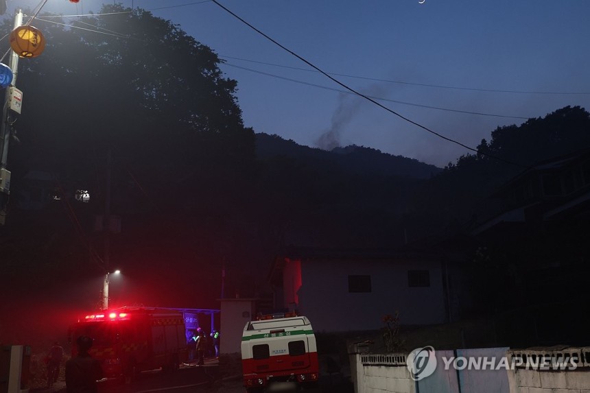 대구 함지산 산불 재발화…서변동 주민 대피령
(대구=연합뉴스) 박세진 기자 = 지난 29일 진화됐던 대구 북구 함지산 산불이 재발화한 뒤 확산하면서 30일 오후 서변동 주민에게 대피 안내문자가 발송된 가운데 서변동 