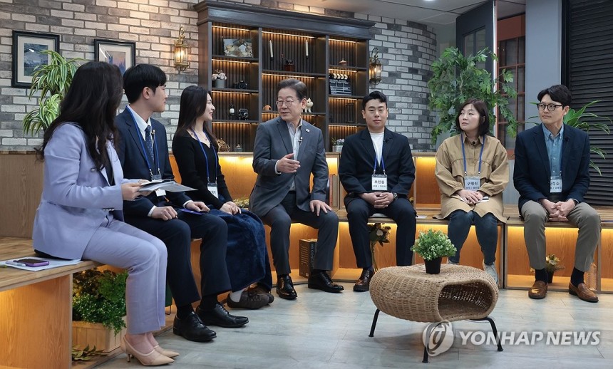 '슬기로운 퇴근생활' 직장인 간담회 갖는 더불어민주당 이재명 대선 후보
(서울=연합뉴스) 더불어민주당 이재명 대선 후보가 30일 서울 구로구의 한 스튜디오에서 열린 '슬기로운 퇴근생활' 직장인 간담회에서 참가자들과 
