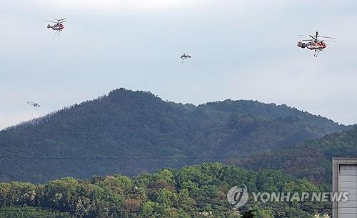 쉼 없는 진화작업
(대구=연합뉴스) 김현태 기자 = 지난달 29일 진화된 대구 북구 함지산 산불이 재발화한 가운데 1일 오전 산림청, 소방 소속 헬기들이 진화작업을 하고 있다. 2025.5.1 mtkht@yna.co