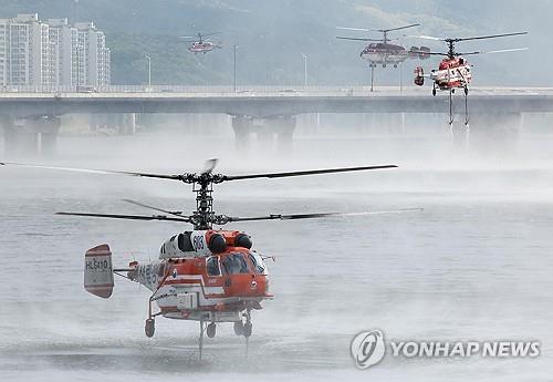 분주한 진화 헬기
(대구=연합뉴스) 김현태 기자 = 지난달 29일 진화된 대구 북구 함지산 산불이 재발화한 가운데 1일 오전 산림청, 소방 소속 헬기들이 진화작업을 위해 인근 금호강에서 물을 채우고 있다. 2025.