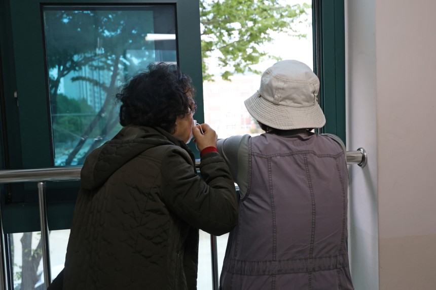 대피소서 대구산불 진화작업 지켜보는 어르신들
[촬영 황수빈]