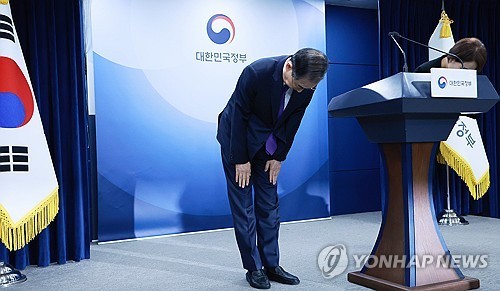 대국민 담화 마친 한덕수 권한대행
    (서울=연합뉴스) 홍해인 기자 = 한덕수 대통령 권한대행 국무총리가 1일 정부서울청사에서 대국민담화를 마친 뒤 인사하고 있다. 2025.5.1
    hihong@yna.co