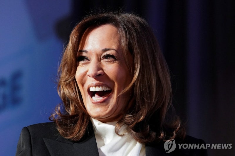 "<b>트럼프</b>, '<b>미국의</b> 이상' 대량 폐기"…칩거하던 <b>해리스</b>, 포문열어