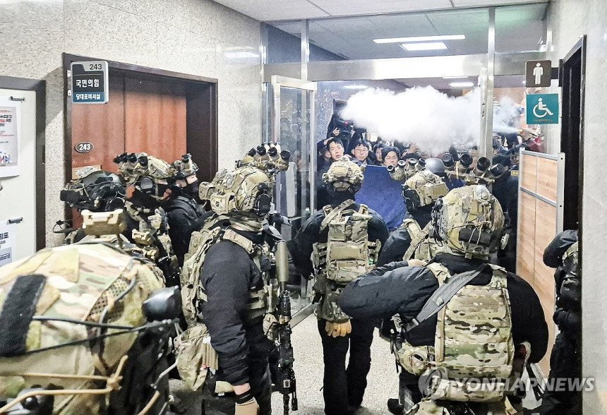 국회 본청 진입하는 계엄군
(서울=연합뉴스) 조다운 기자 = 윤석열 대통령이 3일 저녁 비상계엄을 선포한 가운데 4일 밤 서울 국회의사당에서 계엄군이 국회 본청으로 진입하고 있다. 2024.12.4 allluck@y