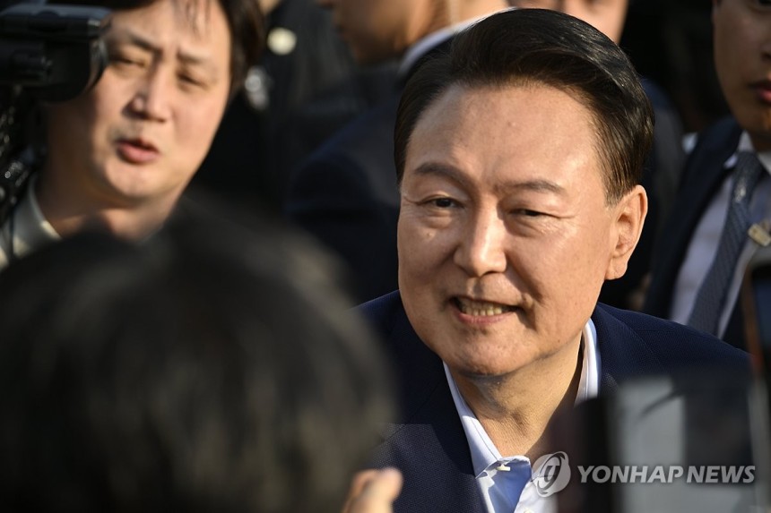관저 나와 지지자들과 인사하는 윤 전 대통령
(서울=연합뉴스) 임화영 기자 = 윤석열 전 대통령이 11일 서울 용산구 한남동 관저에서 나와 서초동 사저로 향하기 전 지지자들과 인사하고 있다. 2025.4.11 [공동
