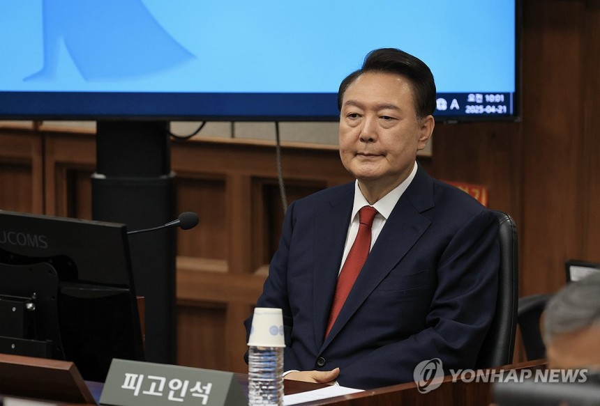 피고인석 앉는 윤석열 전 대통령
(서울=연합뉴스) 윤석열 전 대통령이 21일 서울 서초구 서울중앙지법에서 열린 내란 우두머리 혐의 형사재판 2차 공판에 출석해 있다. 2025.4.21 [사진공동취재단] photo@y