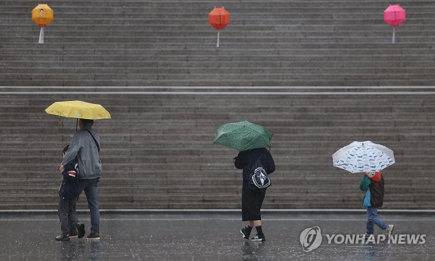 봄비 오는 서울
(서울=연합뉴스) 김성민 기자 = 전국에 비가 내린 22일 서울 종로구 광화문광장에서 외국인 관광객이 이동하고 있다. 2025.4.22 ksm7976@yna.co.kr
