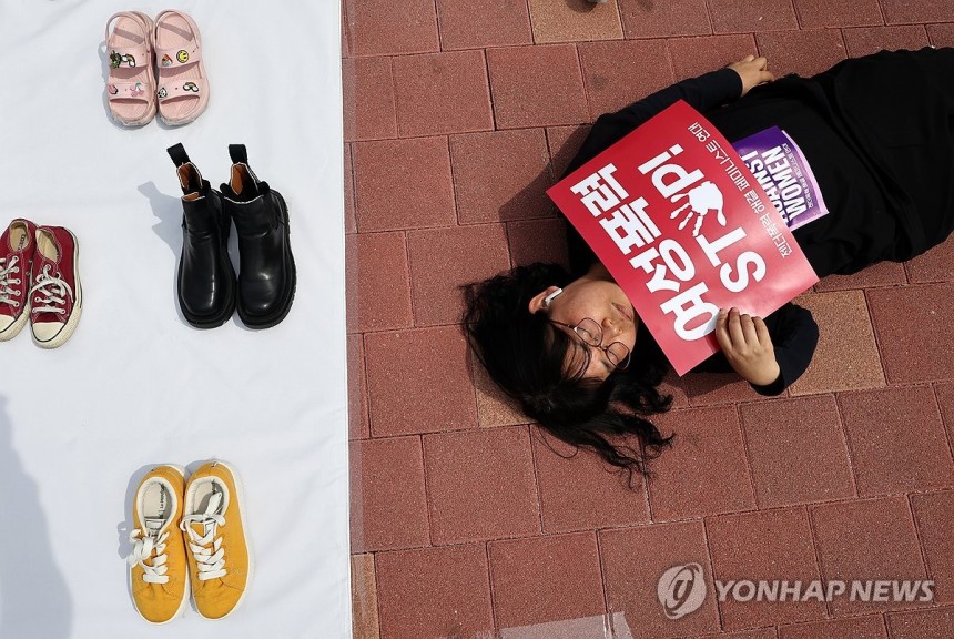 여성폭력 해결을 위한 여성 주권자 행동
(서울=연합뉴스) 윤동진 기자 = 27일 서울 홍대입구역 인근에서 젠더폭력 해결 페미니스트 연대 주최로 "2025 대선, 여성폭력 해결! 나중은 없다!” 다이인 퍼포먼스가 진행