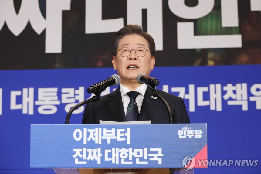 이재명 대선 후보의 연설
(서울=연합뉴스) 류영석 기자 = 더불어민주당 이재명 대선 후보가 30일 서울 여의도 국회 의원회관에서 열린 더불어민주당 제21대 대통령선거 '진짜 대한민국' 중앙선거대책위원회 출범식에서 연