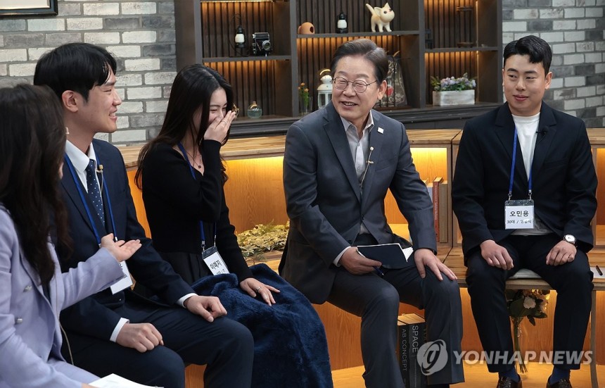 '슬기로운 퇴근생활' 직장인 간담회 갖는 더불어민주당 이재명 대선 후보
(서울=연합뉴스) 더불어민주당 이재명 대선 후보가 30일 서울 구로구의 한 스튜디오에서 열린 '슬기로운 퇴근생활' 직장인 간담회에서 참가자들과 
