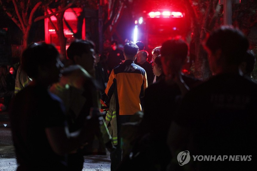 대구산불 밤샘진화
(대구＝연합뉴스) 김현태 기자 = 대구에서 발생한 대형 산불이 이틀 만에 진화됐다가 일부에서 재발화하며 확산하는 가운데 30일 오후 9시 30분께 대구 북구 구암동 일대 등산로 입구에서 밤샘 진화에
