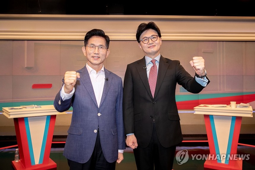 TV토론 앞서 포즈 취하는 김문수ㆍ한동훈 후보
(서울=연합뉴스) 국민의힘 제21대 대통령선거 경선 결선투표에 진출한 김문수(왼쪽), 한동훈 후보가 30일 서울 중구 TV조선에서 TV토론에 앞서 포즈를 취하고 있다. 