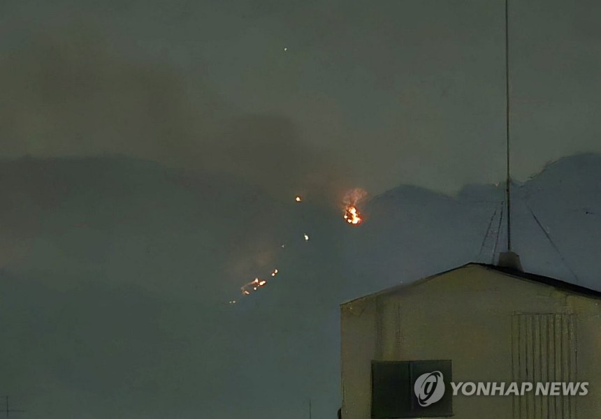 재발화한 대구 산불
(대구=연합뉴스) 박세진 기자 = 지난 29일 진화된 대구 북구 함지산 산불이 재발화한 가운데 30일 오후 북구 학정동에서 함지산 산불이 관측되고 있다. 2025.5.1 [독자제공. 재판매 및 D