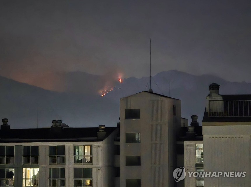 재발화한 대구 산불
(대구=연합뉴스) 지난 29일 진화된 대구 북구 함지산 산불이 재발화한 가운데 30일 오후 북구 학정동에서 함지산 산불이 관측되고 있다. 2025.5.1 [독자제공. 재판매 및 DB금지] psjp