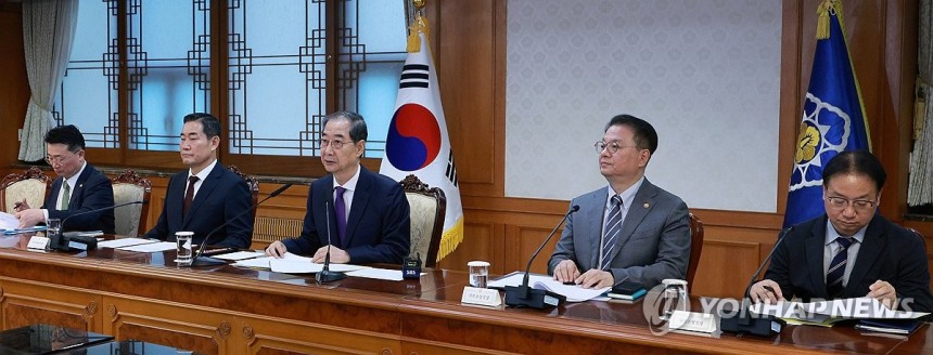 한덕수 권한대행, 안보관계장관회의 주재
(서울=연합뉴스) 홍해인 기자 = 한덕수 대통령 권한대행 국무총리가 1일 서울 종로구 정부서울청사에서 열린 안보관계장관회의를 주재하고 있다. 2025.5.1 [대통령실통신사진기