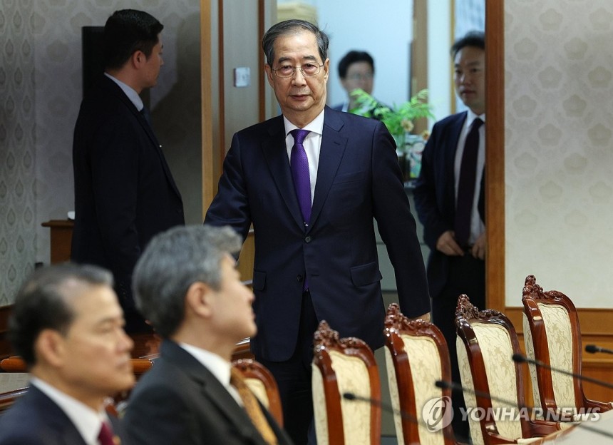 한덕수 권한대행, 안보관계장관회의 참석
(서울=연합뉴스) 홍해인 기자 = 한덕수 대통령 권한대행 국무총리가 1일 정부서울청사에서 열린 안보관계장관회의에 입장하고 있다. 2025.5.1 [대통령실통신사진기자단] hih