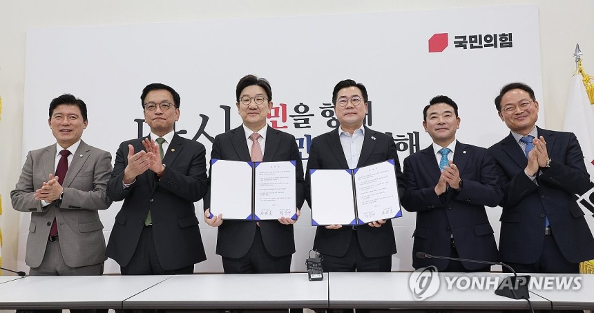 박찬대-권성동, 추경안 합의문 서명
(서울=연합뉴스) 박동주 기자 = 1일 서울 여의도 국회에서 더불어민주당 박찬대 당대표 직무대행 겸 원내대표와 국민의힘 권성동 원내대표가 추경안 합의문에 서명한 뒤 기념촬영하고 있