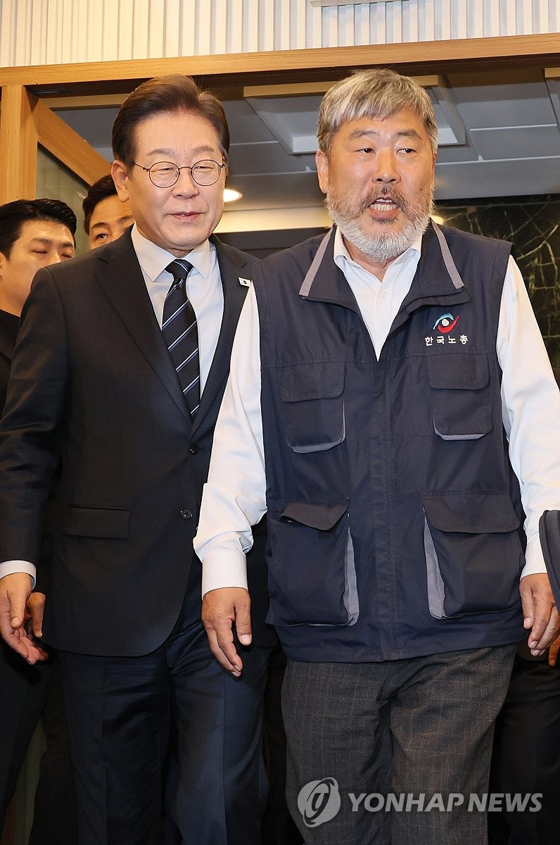 <b>정책 협약</b>식 참석하는 <b>이재명</b> 후보와 <b>김동명</b> 위원장