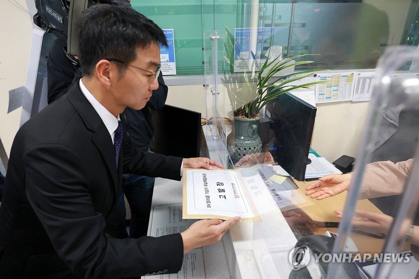 SKT 해킹 사태 관련 고소·고발장 제출
(서울=연합뉴스) 신현우 기자 = 법무법인 대륜 신종수 변호사가 1일 SKT 해킹 사태와 관련해 서울 남대문경찰서에 유영상 SKT 대표이사와 SKT를 상대로 업무상 배임·위계