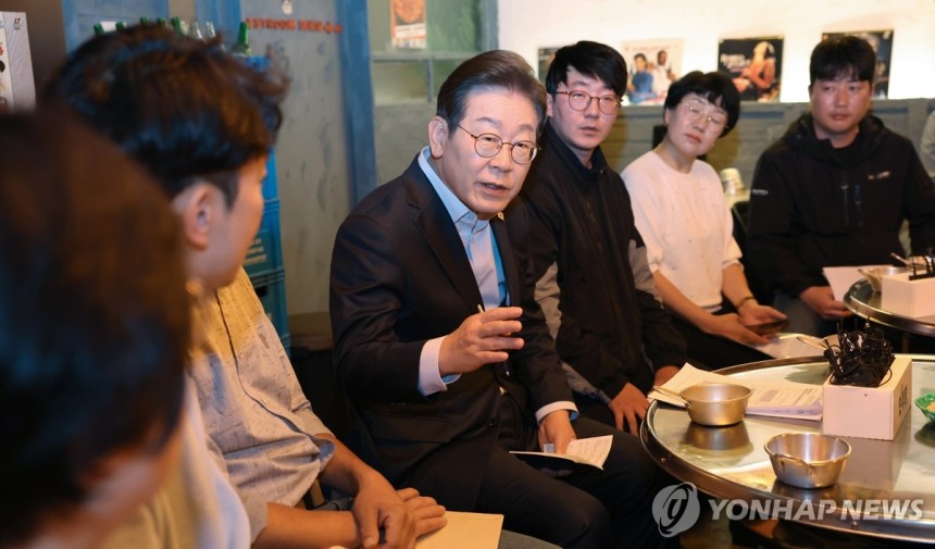 비(非)전형 노동자들과 간담회 하는 이재명 후보
(서울=연합뉴스) 김주성 기자 = 더불어민주당 이재명 대선 후보가 1일 서울 종로구의 한 포차 식당에서 '당신의 하루를 만드는, 보이지 않는 영웅들'이란 주제로 배달 