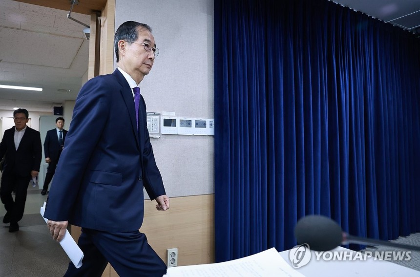 대국민담화 위해 브리핑실 입장하는 한덕수 권한대행
(서울=연합뉴스) 홍해인 기자 = 한덕수 대통령 권한대행 국무총리가 1일 정부서울청사에서 대국민담화를 하기 위해 브리핑실에 입장하고 있다. 2025.5.1 hihon