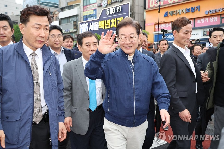 파기환송 판결 이후 '경청 투어' 시작한 이재명 후보
(포천=연합뉴스) 김주성 기자 = 대법원이 더불어민주당 이재명 대선 후보의 공직선거법 위반 사건에 대해 유죄 취지로 파기환송 판결을 한 1일 이 후보가 전국 각지