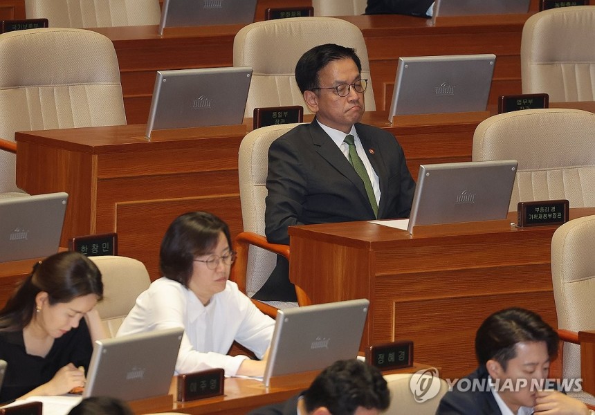 국회 본회의 참석한 최상목 부총리
(서울=연합뉴스) 류영석 기자 = 최상목 경제부총리 겸 기획재정부 장관이 1일 국회에서 열린 본회의에 참석해 있다. 2025.5.1 ondol@yna.co.kr