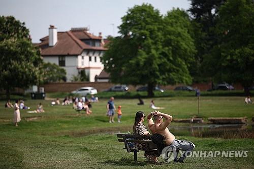 영국 윔블던에서 더위를 식히는 시민들 [AFP 연합뉴스 자료사진.재판매 및 DB 금지]