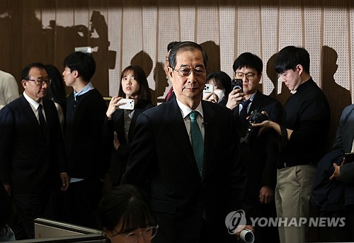 단상 향하는 한덕수 전 총리 
     (서울=연합뉴스) 박동주 기자 = 한덕수 전 국무총리가 2일 서울 여의도 국회 소통관에서 대통령 선거 출마를 선언하기 위해 단상으로 향하고 있다. 2025.5.2
    pdj