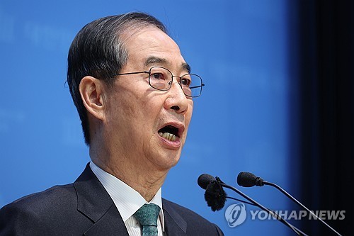 국회서 대선 출마 선언하는 한덕수 전 총리
     (서울=연합뉴스) 박동주 기자 = 한덕수 전 국무총리가 2일 서울 여의도 국회 소통관에서 대통령 선거 출마를 선언하고 있다. 2025.5.2
    pdj6635@