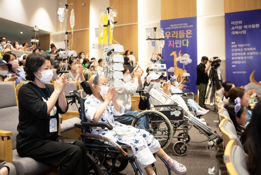매직쇼 관람하는 서울대어린이병원 환자와 가족들 [서울대병원 제공]