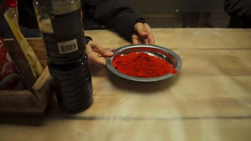 러시아 쿠르스크 북한군 숙소 식당 식탁에 놓인 고춧가루
[마리나 김 텔레그램 캡처. 재판매 및 DB 금지]