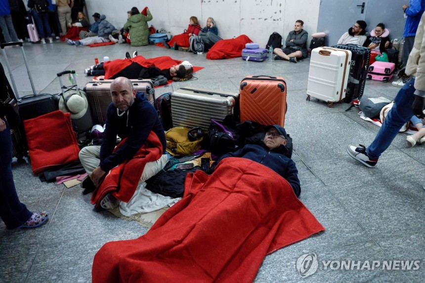 스페인 대정전
(AFP=연합뉴스) 지난달 28일(현지시간) 스페인에서 발생한 대정전으로 아토차 기차역에서 여행객들이 적십자가 나눠준 빨간 담요를 덮고 노숙하는 모습. 2025.5.2.