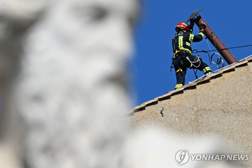 콘클라베 결과 알리는 굴뚝 설치하는 모습 [AFP 연합뉴스.재판매 및 DB 금지]