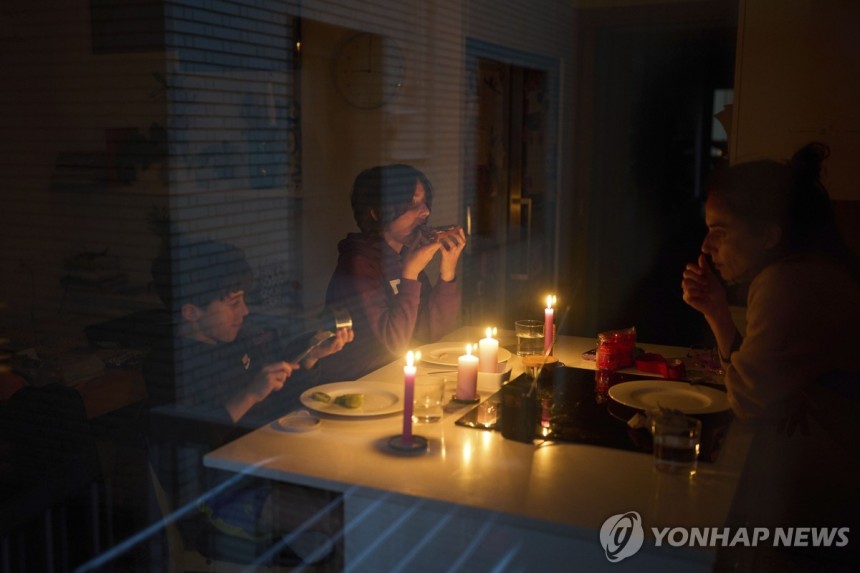 스페인 대정전
(AP=연합뉴스) 지난달 28일(현지시간) 스페인 대정전으로 바르셀로나의 한 가족이 촛불을 켠 채 스낵을 먹는 모습. 2025.5.2.