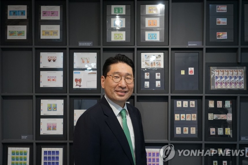 2020년 국립국악박물관에 남북 음악 우표를 기증한 모습 
[연합뉴스 자료사진] 